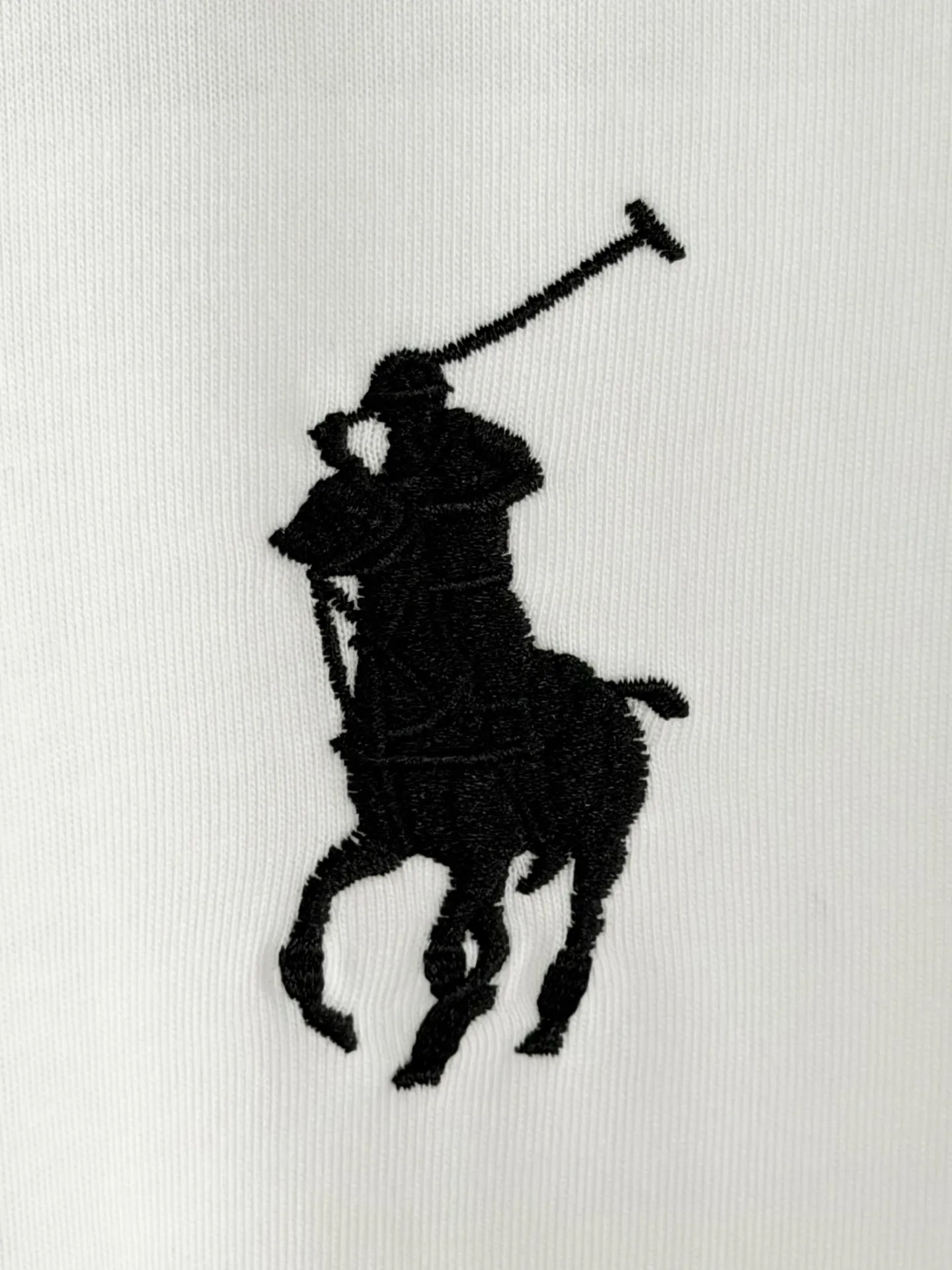 P160 [High Quality]Ralph Lauren*Ralph Lauren embroidery micro-label simple‼ ️Short-sleeved T-shirt 💗Ralph Lauren classic short-sleeved T-shirt, custom-made 280g pure cotton fabric, soft and breathable, classic horseback golf🏌️ embroidery on the chest, logo + logo embroidery on the back, simple and recognizable. Round neck design, neat tailoring, customized 280g pure cotton fabric, soft and smooth to the touch, great breathability, super comfortable to wear in summer! The same loose version for men and women, OK to wear alone or layered, versatile ~ 𝐂𝐎𝐋𝐎𝐔𝐑: black white 𝐒𝐈𝐙𝐄: S-xL Size chart: S: Shoulder width 51 - Bust 55 - Clothing length 70 M: Shoulder width 53 - Bust 57 - Clothing length 72 L: Shoulder width 55 - Bust 59 - Clothing length 74 XL: Shoulder width 57 - Bust 61 - Clothing length 76
